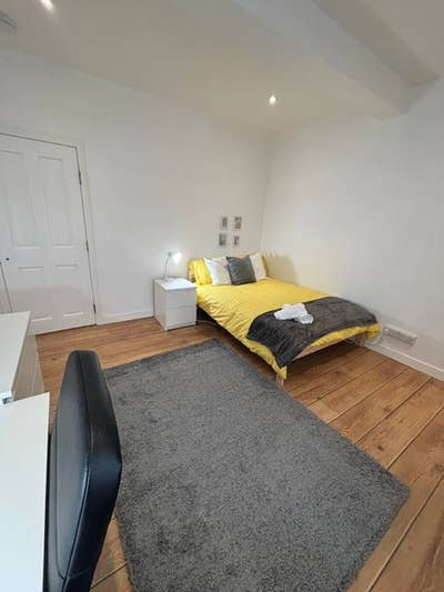 SUPERIOR Double Room near Uni -Bills Included Main Photo