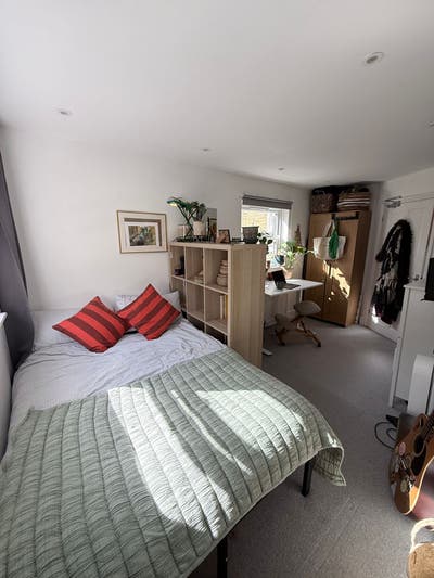 Double room in friendly Kennington house share Main Photo
