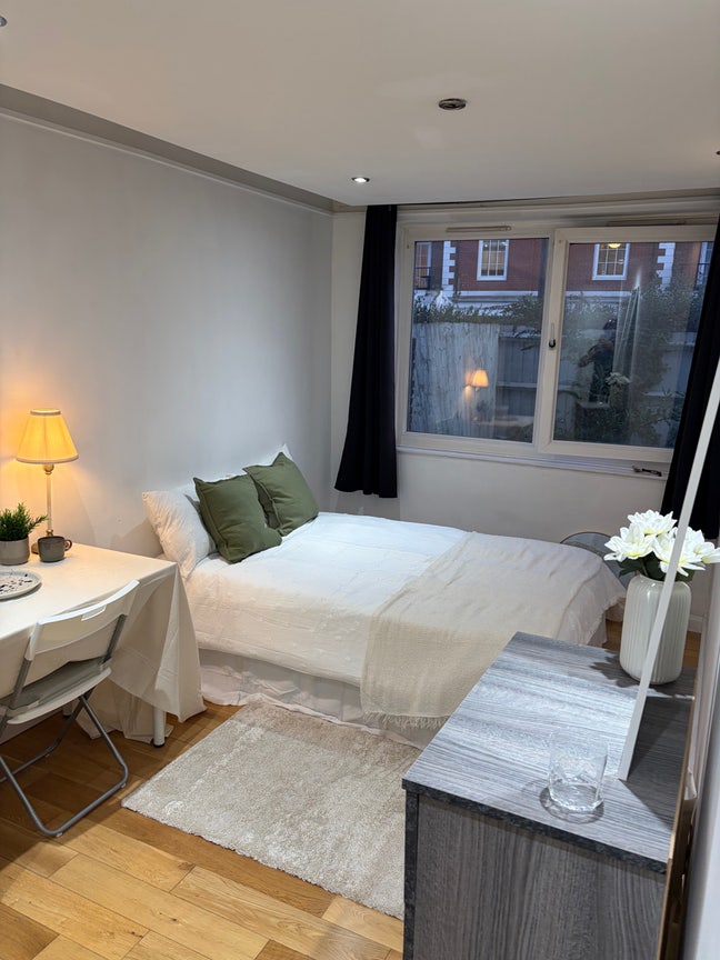 Large Bright Room • 1 Min Marylebone Station Main Photo