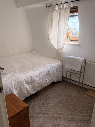 Lovely snug double room in Raynes Park Main Photo