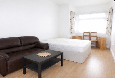 Spacious Studio room, en suit, All bills included  Main Photo