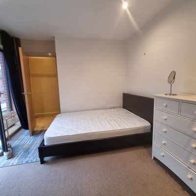 Spare room in lovely flat in Limehouse Main Photo