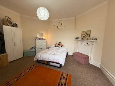 Spacious double room in top floor flat  Main Photo