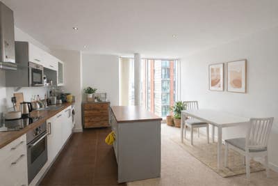 🌟 Bright Double En-Suite • Next to Royal Victoria Main Photo