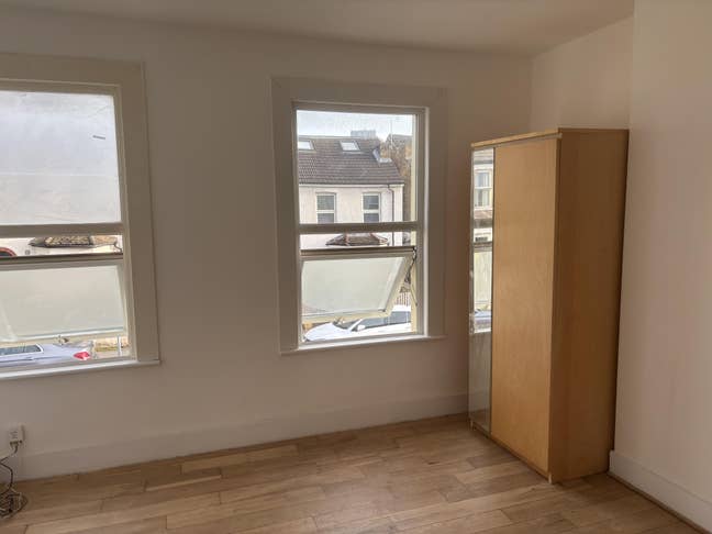 Newly Renovated Furnished Double Room – West Croyd Main Photo