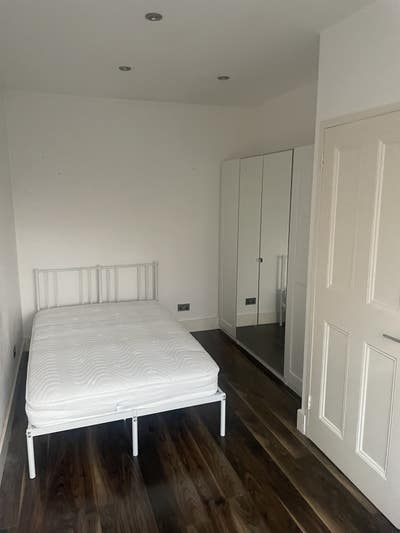 Bright and clean double room to let  Main Photo