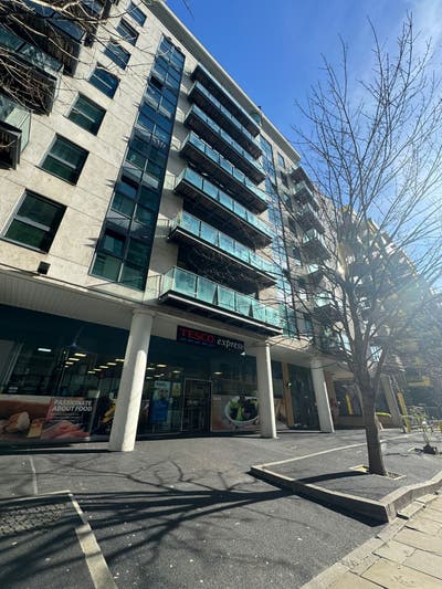 Modern 2-Bed Flat in South Quay |Walk to Canary W. Main Photo