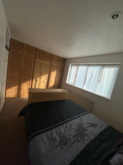 Large En-Suite Room – Newbury Park Main Photo