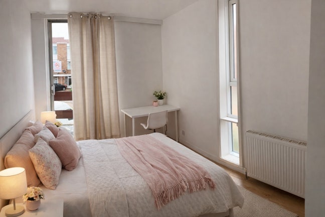 Double room with private balcony in female house Main Photo