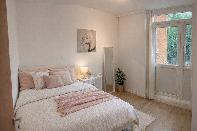 En-suite with private balcony in female house Main Photo