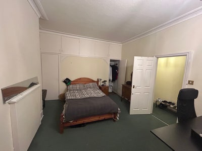 Large Bedroom, 5 mins from Clapham Common Main Photo
