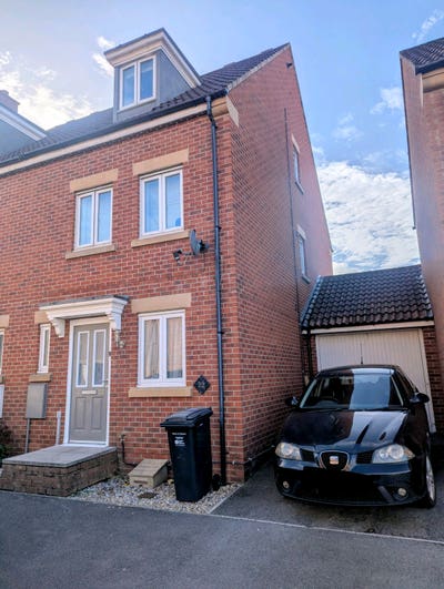 Single/double room available next to train station Main Photo