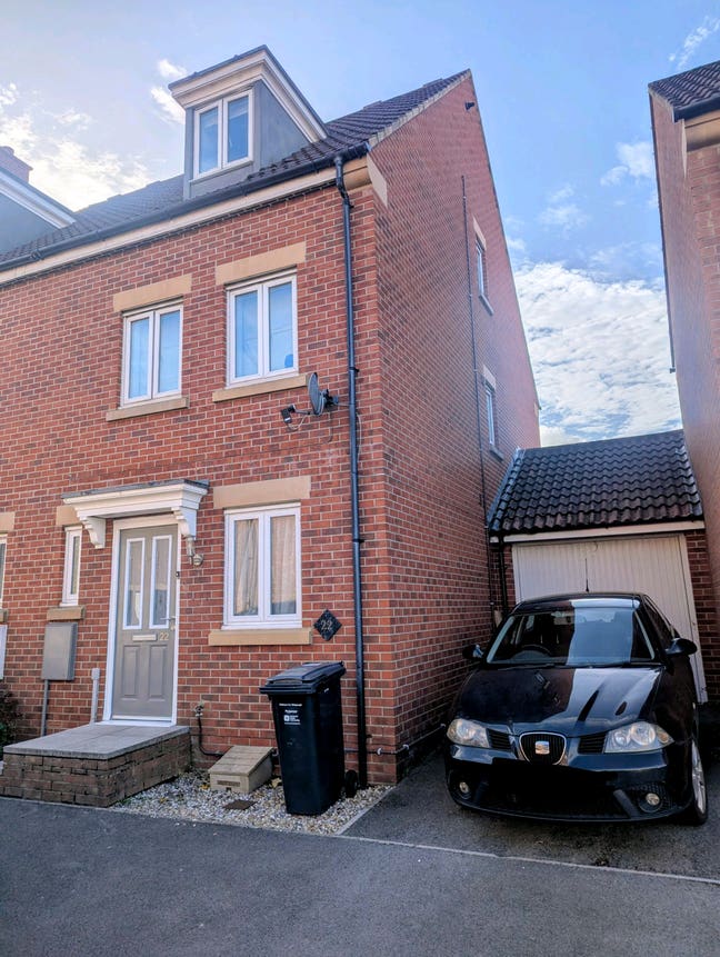 Single/double room available next to train station Main Photo