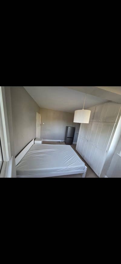 Room available in Morden. Main Photo