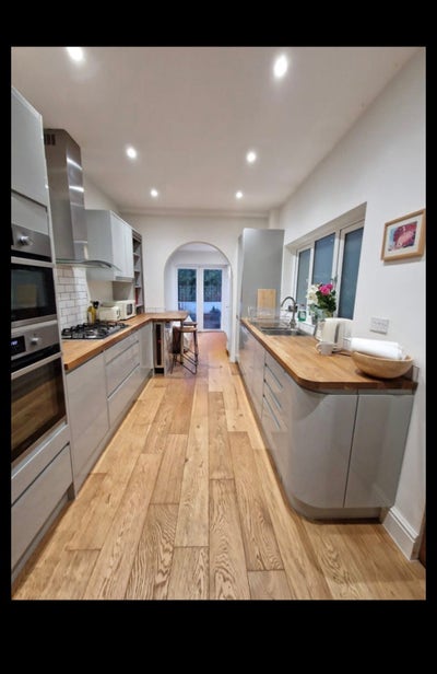 Bedroom in a cosy friendly home Main Photo