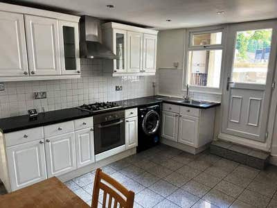 Spacious 2 bed flat to let located in London N16. Main Photo