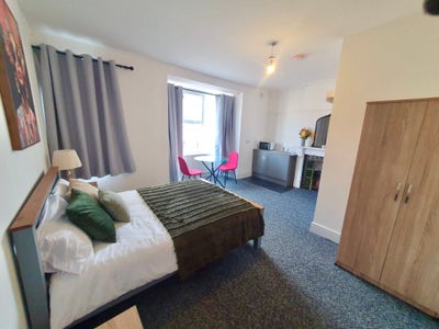 Large Ensuite with Kitchenette Available Now! Main Photo