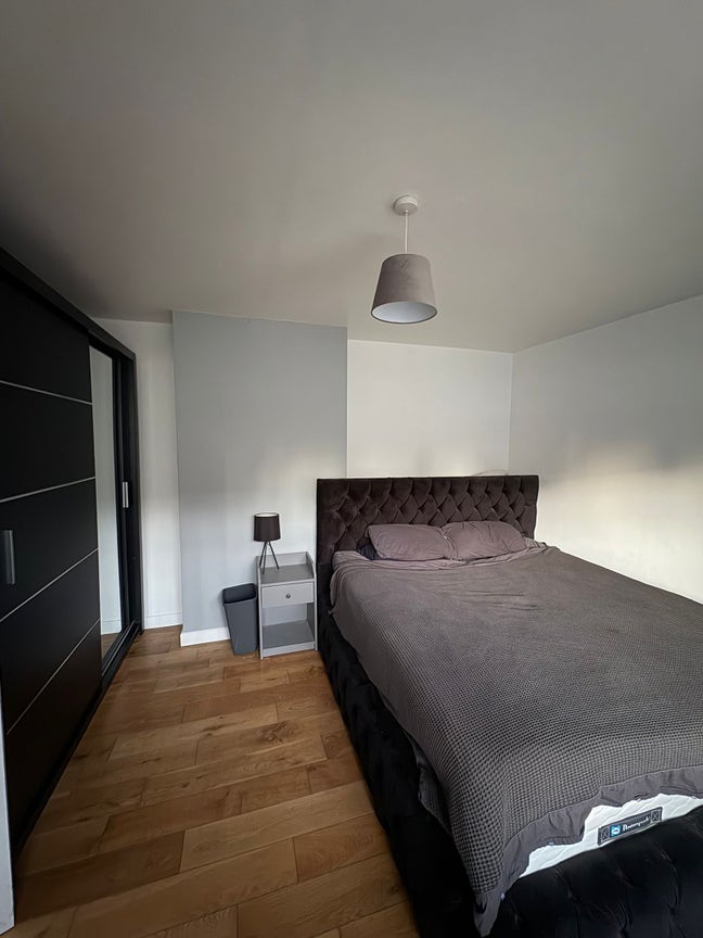  Relaxed,  friendly  working  shared  house  🏠  GU1 Main Photo