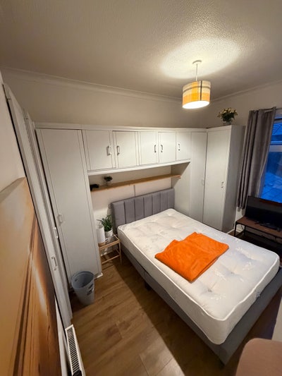 Room in Salford  Main Photo