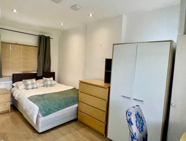 Ensuite room close to RDH Main Photo