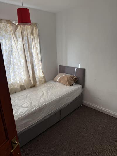 Bedroom for rent Main Photo