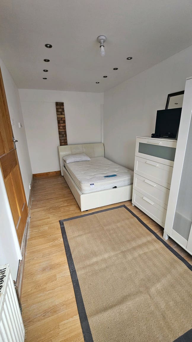 Double / Large Single Room for One Greenford Main Photo