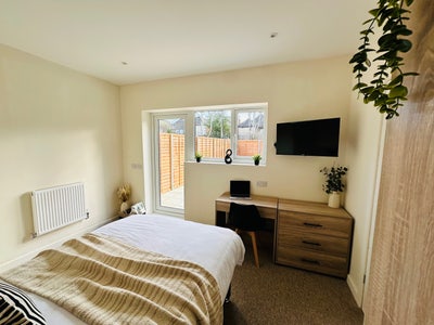 NewLuxury studio style/Ensuite/Kitchenette/Parking Main Photo