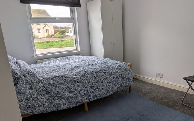 Double room in professional household 5 days week Main Photo