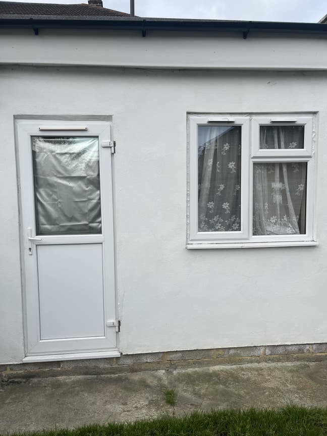 Double bed sit room available  Main Photo