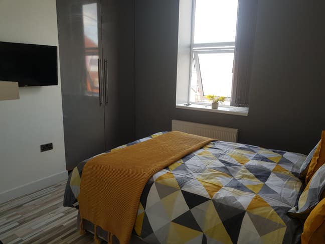 Large Double Room with En-suite & TV (No deposit) Main Photo