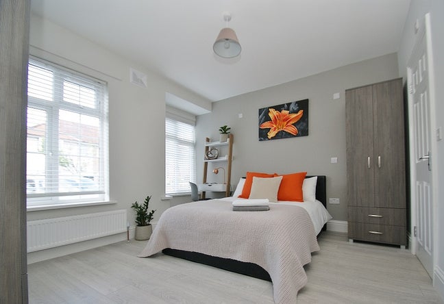 Large ensuite, Newly decorated, Bills Incl Main Photo