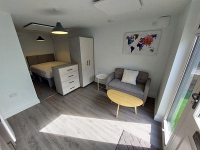 Self Contained Studio (Close to Royal Surrey)  Main Photo