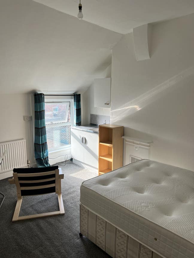 Spacious Double Rooms &pound;520 monthly (Bills Incl)  Main Photo