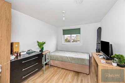 7 Double Bedrooms, WIFI-Cleaner included-&pound;180ppw Main Photo