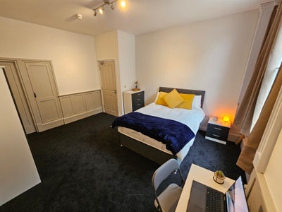 🤗✔️ Large Double Rooms - Town Centre🤗✔️ Main Photo