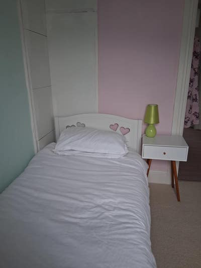 Single furnished room in family house Main Photo