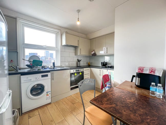 Top Floor 2 bed (no lounge) in Islington! Main Photo