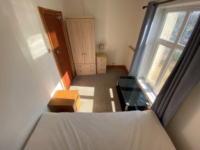 Modern Ensuite Double Room with Bills Included Main Photo