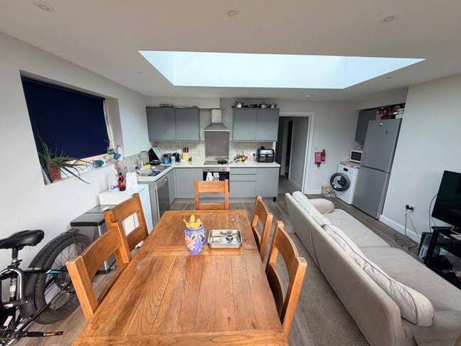 Single room at Modern House (Bills included) Main Photo