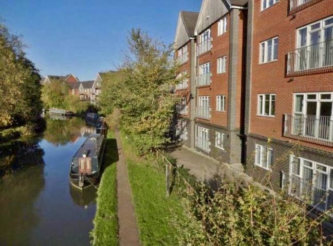 Spacious 1 Bedroom Modern Flat - Part Furnished Main Photo