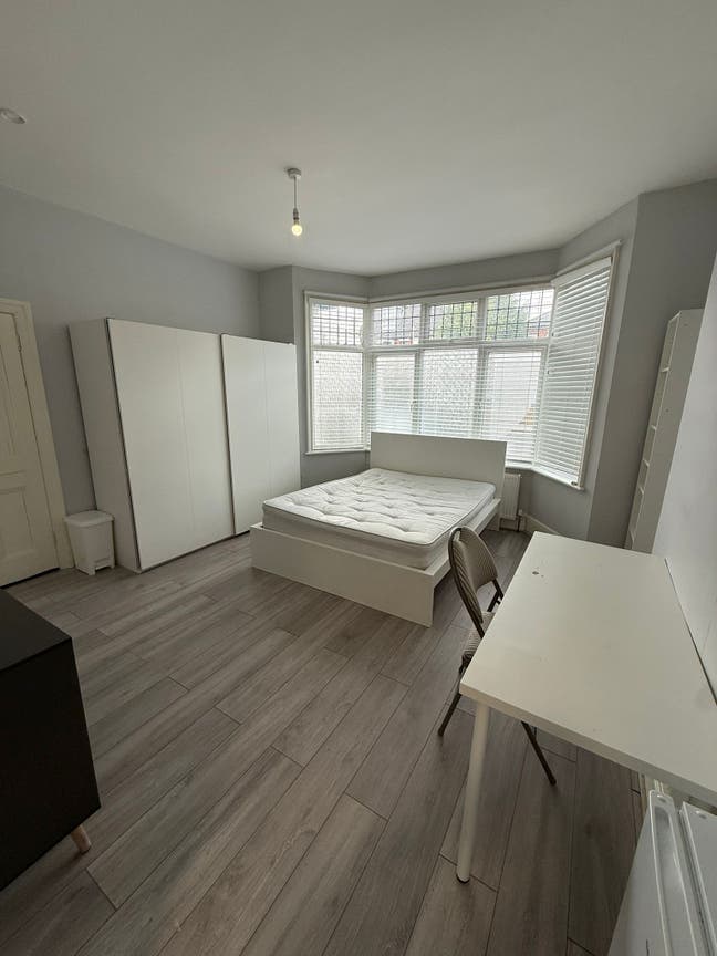 Large Double En-Suite Room, with Parking & Garden Main Photo