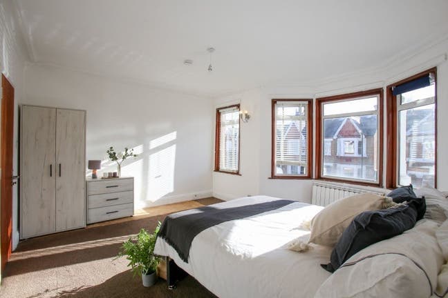 Large double room available in Hanwell Main Photo