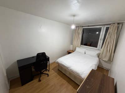 3 Modern Spacious Bedrooms Located in E14 Main Photo