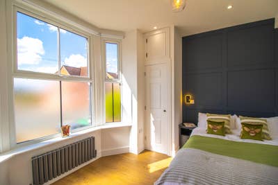 Modern Spacious En-Suite with a Kitchenette (NN10) Main Photo