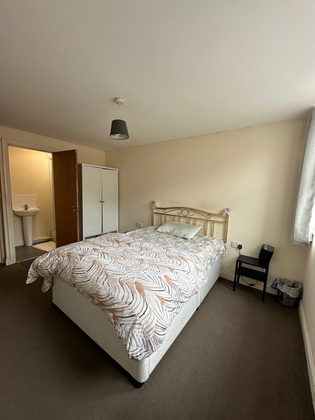 Ensuite Room Available - Genuine tenants only Main Photo