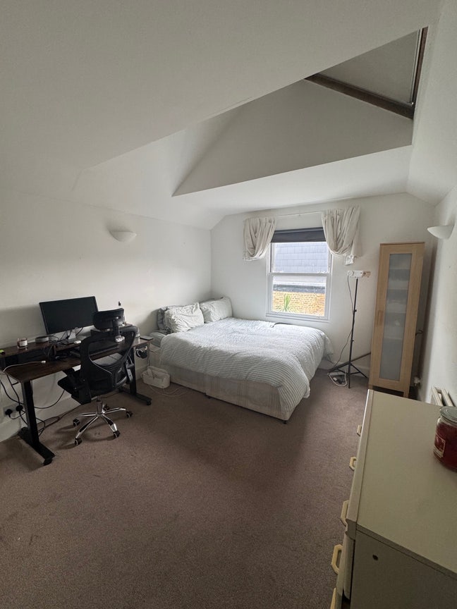King Bed in Spacious Flat | Just Off Northcore Roa Main Photo
