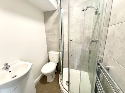 Rooms in Shared House for Working Professionals Main Photo