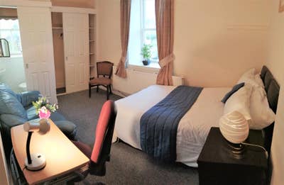 E-s double rooms near town centre, private parking Main Photo