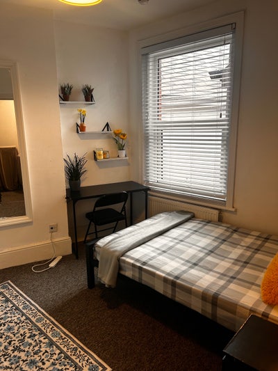  Large Double + Ensuite Near Branksome Station Main Photo