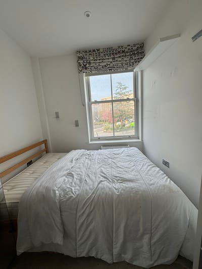Bright double room with storage & balcony – short- Main Photo